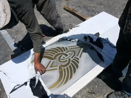 زیبایی و برندینگ درب آسانسور با سندبلاست