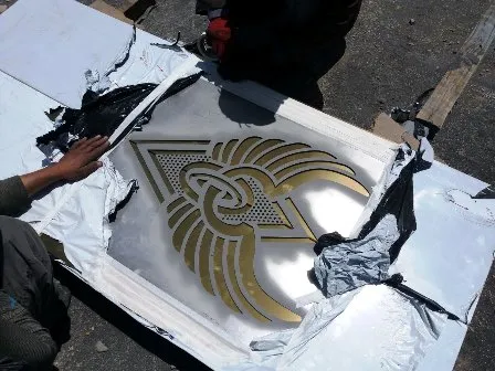 زیبایی و برندینگ درب آسانسور با سندبلاست