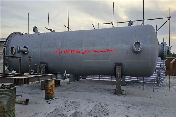 اجرای سندبلاست و رنگ آمیزی اپوکسی و فنول برای مخزن راکتور در صنعت نفت ایران