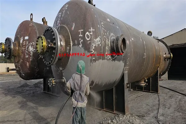 اجرای سندبلاست و رنگ آمیزی اپوکسی و فنول برای مخزن راکتور در صنعت نفت ایران