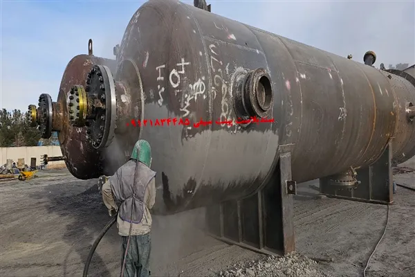 اجرای سندبلاست و رنگ آمیزی اپوکسی و فنول برای مخزن راکتور در صنعت نفت ایران