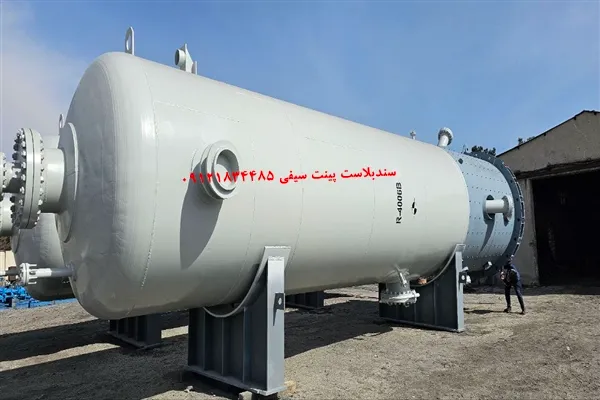 اجرای سندبلاست و رنگ آمیزی اپوکسی و فنول برای مخزن راکتور در صنعت نفت ایران