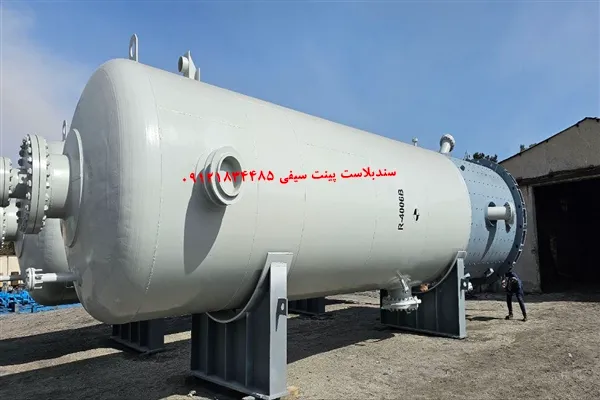 اجرای سندبلاست و رنگ آمیزی اپوکسی و فنول برای مخزن راکتور در صنعت نفت ایران