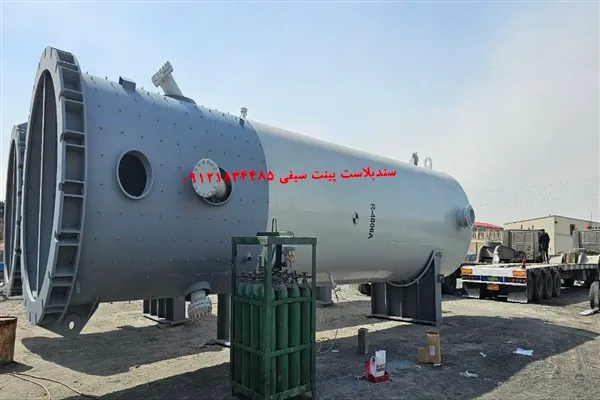 اجرای سندبلاست و رنگ آمیزی اپوکسی و فنول برای مخزن راکتور در صنعت نفت ایران