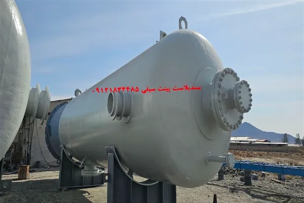 اجرای سندبلاست و رنگ آمیزی اپوکسی و فنول برای مخزن راکتور در صنعت نفت ایران