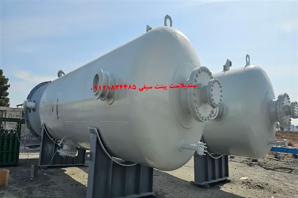 اجرای سندبلاست و رنگ آمیزی اپوکسی و فنول برای مخزن راکتور در صنعت نفت ایران
